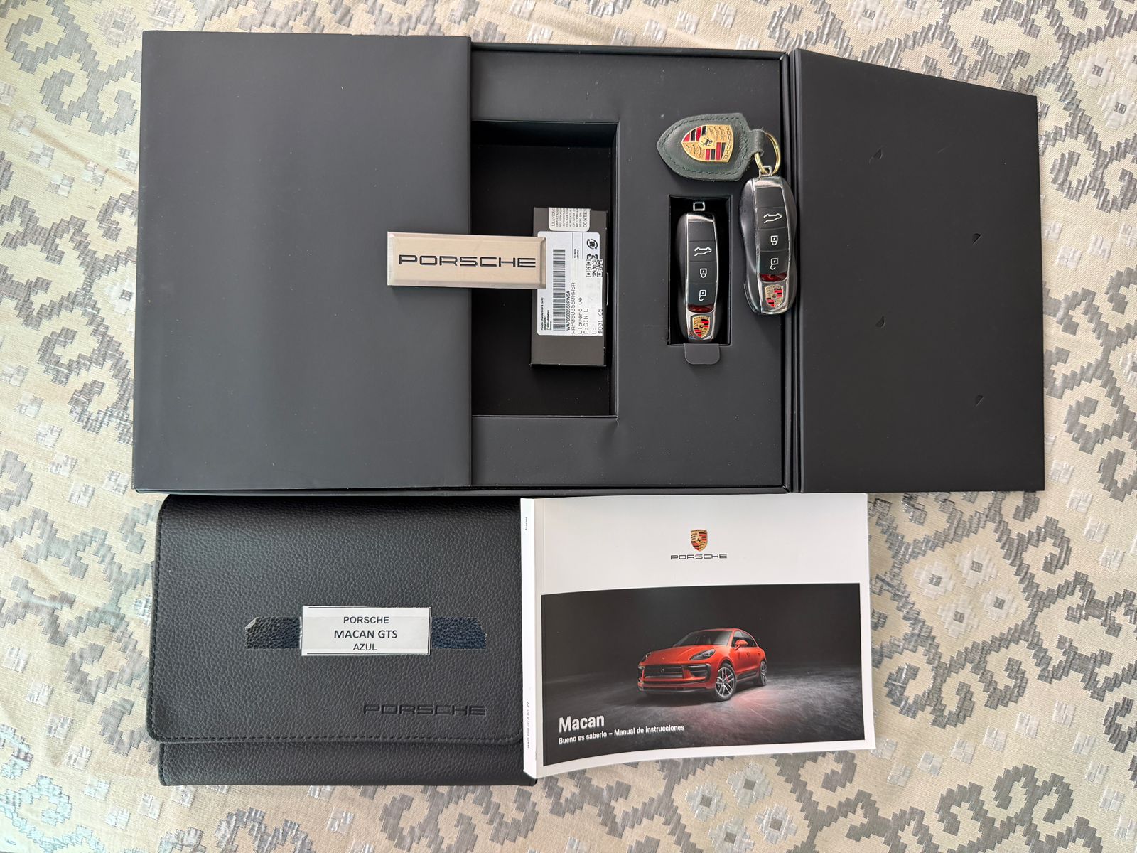 Dos llaves, manual y carpeta original Porsche