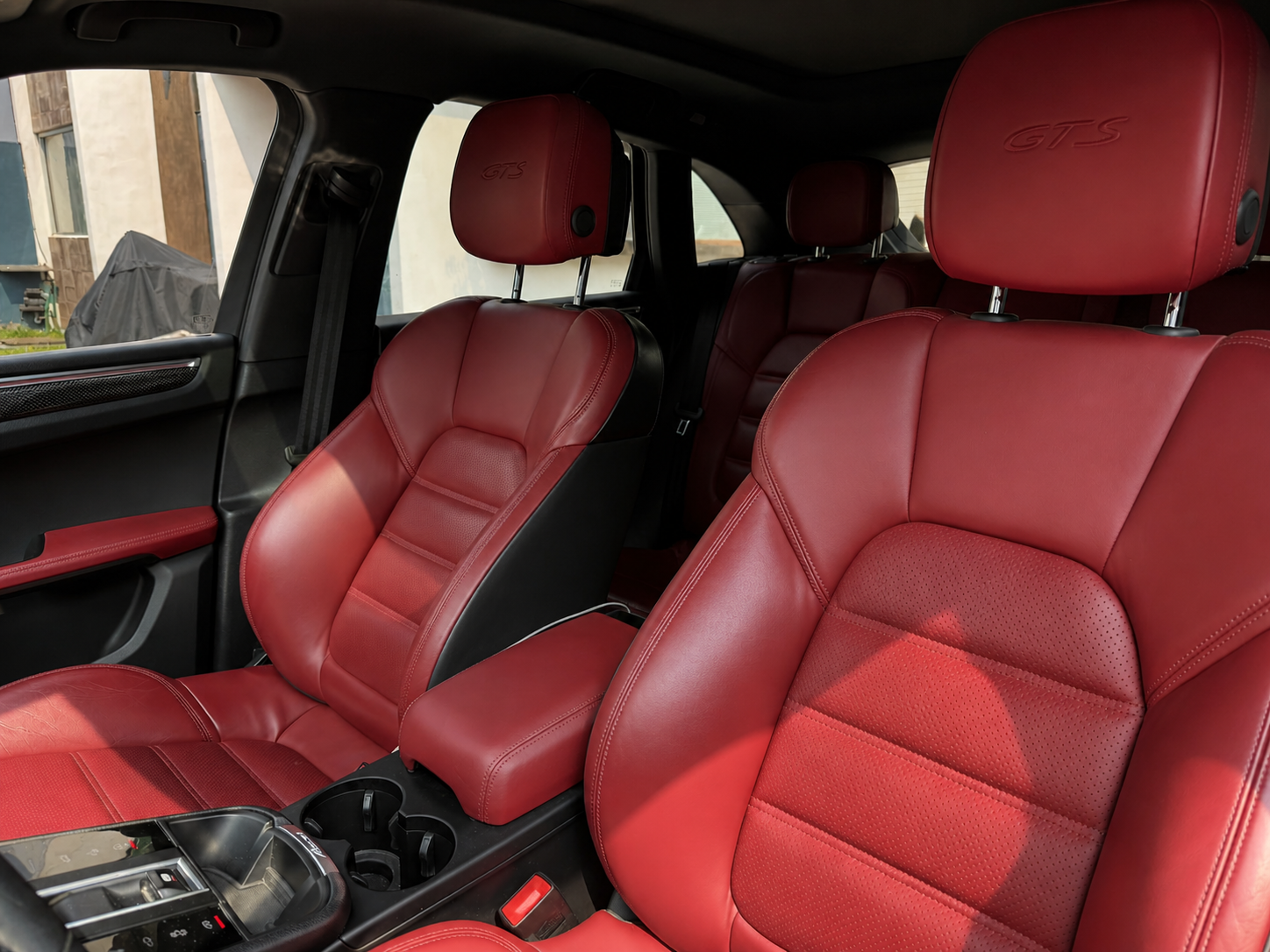 Asientos delanteros piel roja con logo GTS