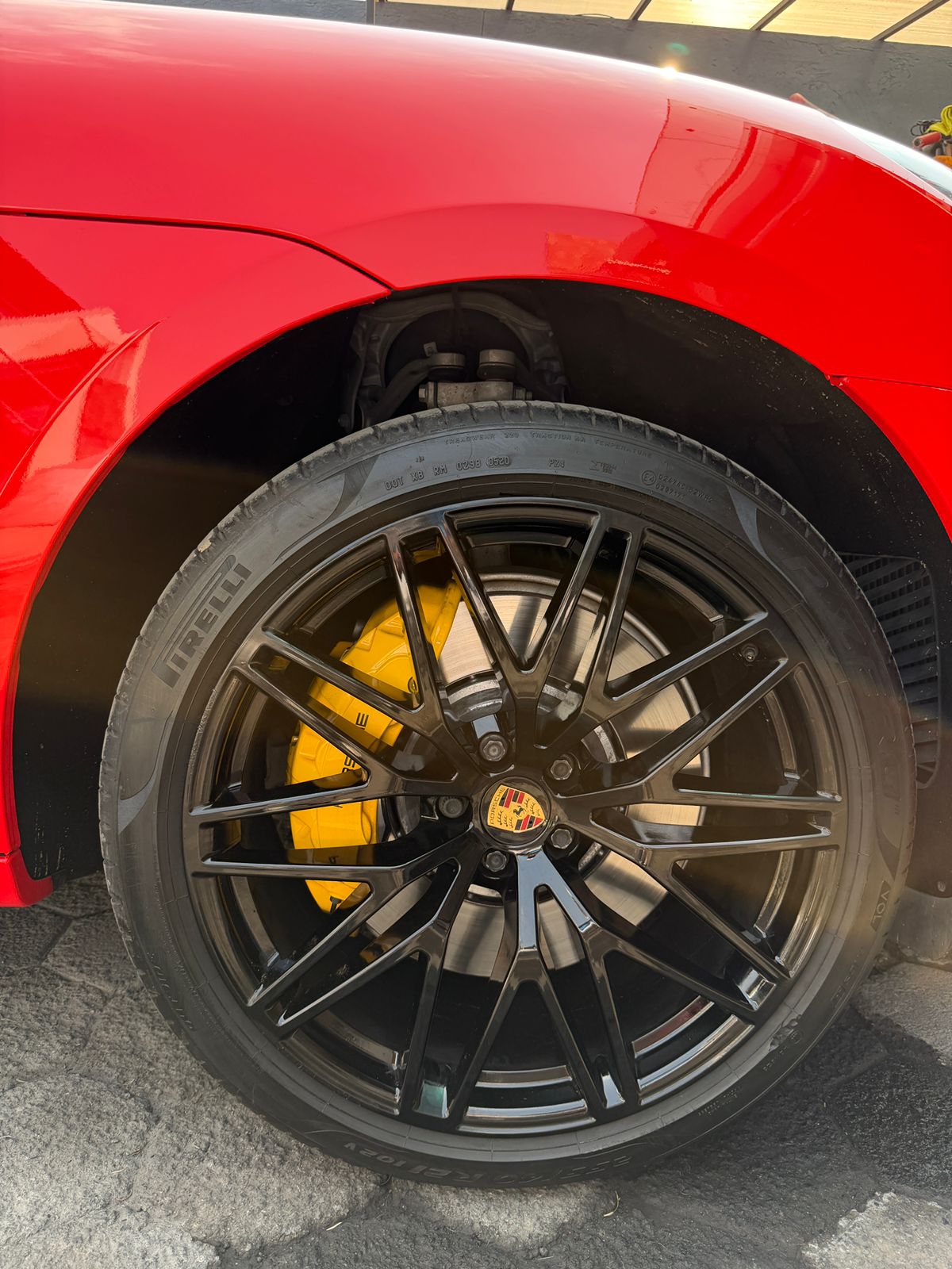 Rin negro 21" con calipers amarillos y Pirelli
